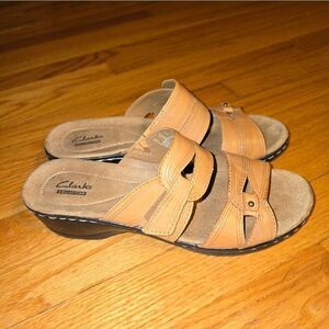 Clarks Women's Tan Sandals size 8